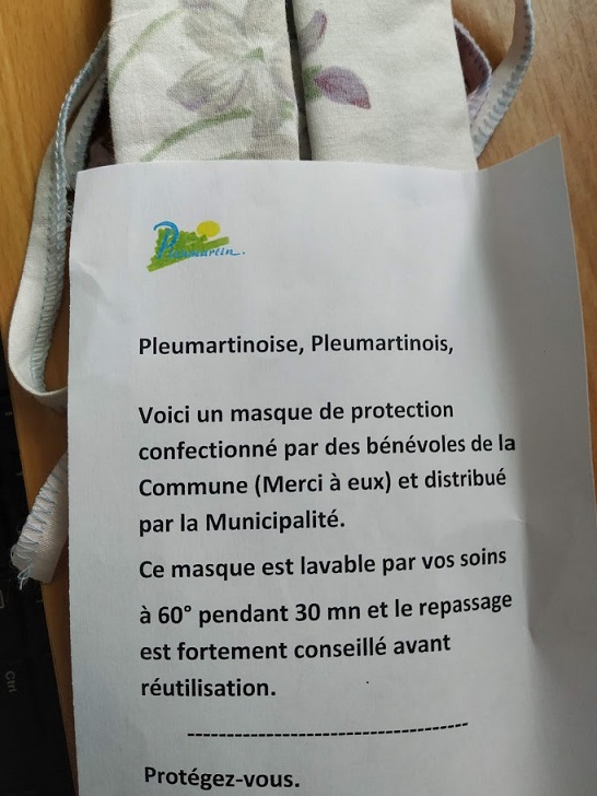 Un masque confectionné par des bénévoles